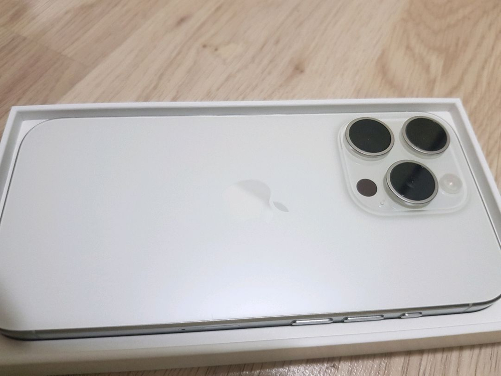 아이폰 미사용 새제품 15pro 256g 화이트 리퍼후 미사용--7