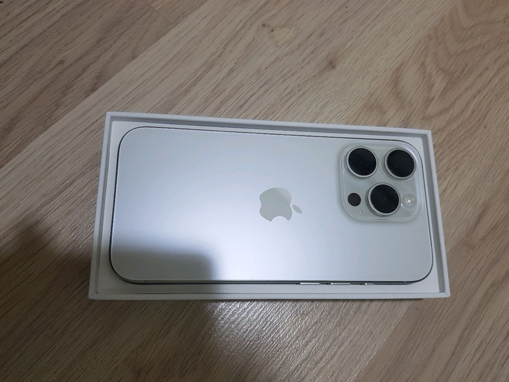 아이폰 미사용 새제품 15pro 256g 화이트 리퍼후 미사용--9