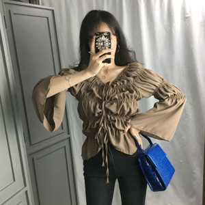 새상품) 브라운 오프숄더가능 스트링 셔링 프릴 블라우스