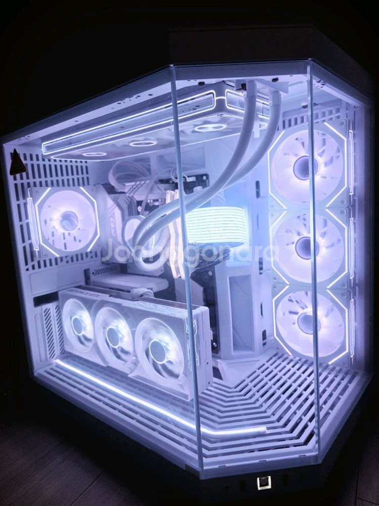 라이젠7 9800X3D 5080 화이트어항 본체 팝니다--0