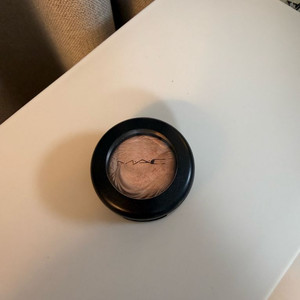 맥 어내추럴플러트 아이섀도우