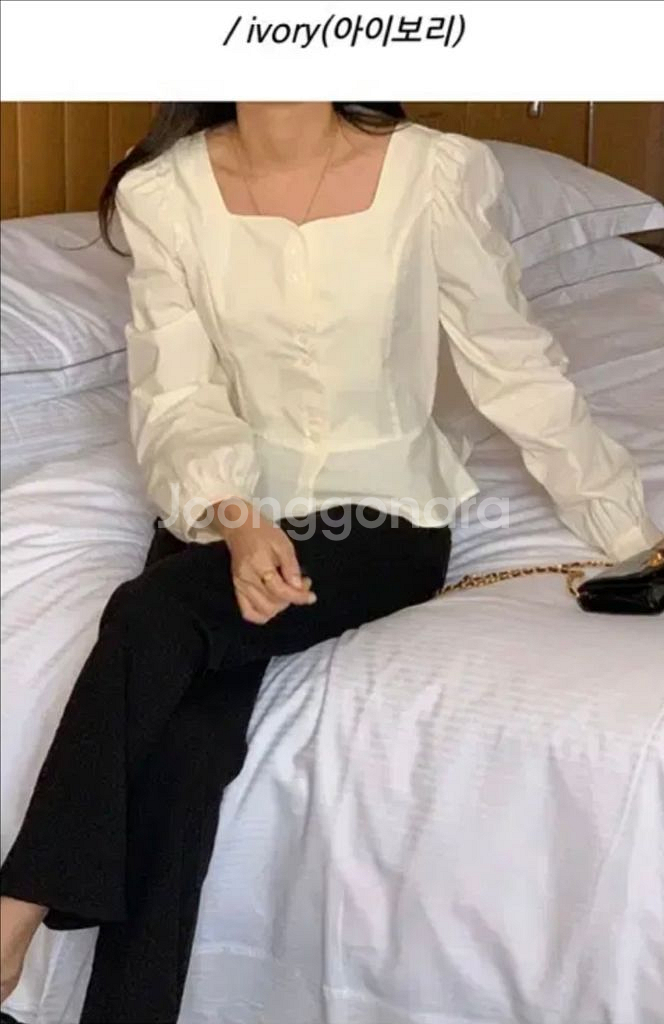 스퀘어넥 블라우스 블랙 한번입음--2