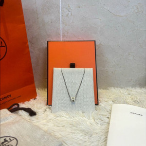 에르메스 미니 팝아슈 화이트&실버 목걸이