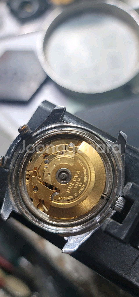 Bulova 오토매틱 시계입니다빈티지한 디자인이 돋보이--9