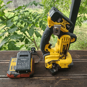 디월트 DCS350 전산볼트 커터기