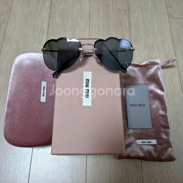 미우미우 하트 선글라스 판매합니다.--0