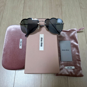 미우미우 하트 선글라스 판매합니다.