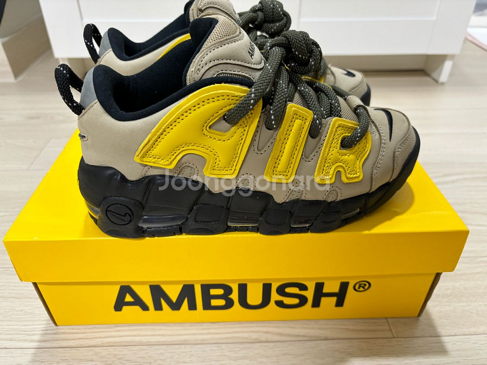 나이키 앰부쉬 업템포 로우 230 팝니다--1