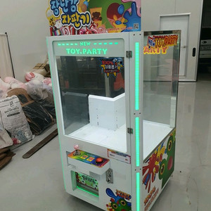 장난감,인형 중형 뽑기기계 판매합니다.