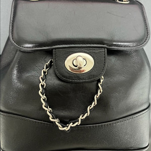 레이드백 블랙 가죽 백팩