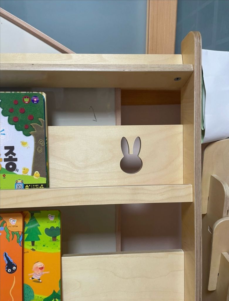 꼬메모이 전면책장 이미지