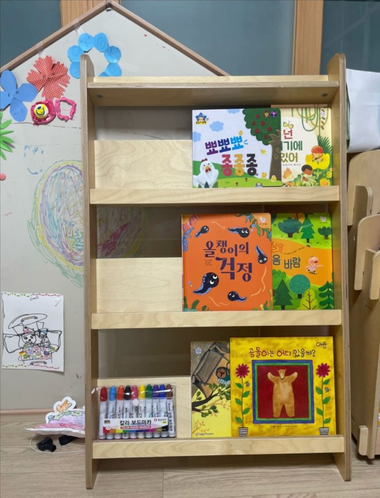 꼬메모이 전면책장 이미지