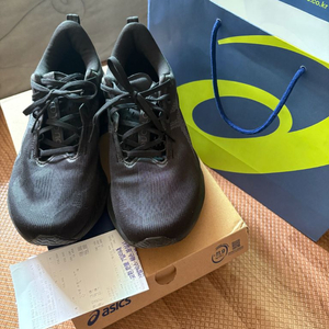 노바블라스트5 와이드 275사이즈 팝니다.