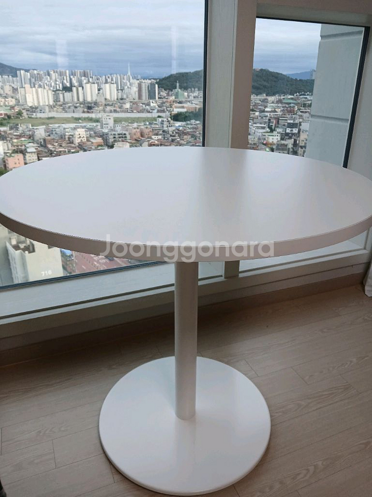 원형 테이블 & 라탄 의자--1
