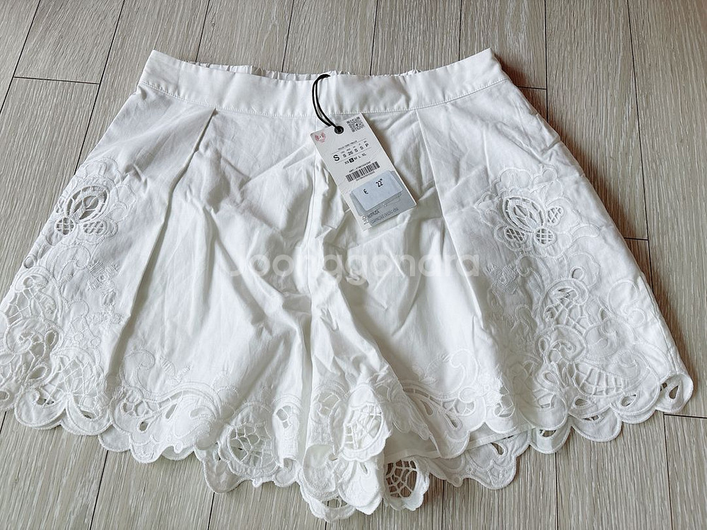 자라 zw컬렉션 턱 자수 쇼츠 S사이즈 4786/059--3