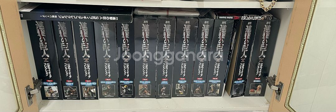 진격의 거인 월간 피규어 12권+덤 굿즈--2