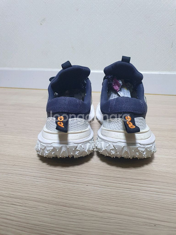 나이키 ACG 마운틴 플라이 로우 화이트 255--4
