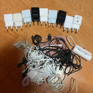 각종 충전기와 케이블