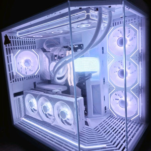 라이젠 9800X3D RTX5080 화이트 Y70컴퓨터