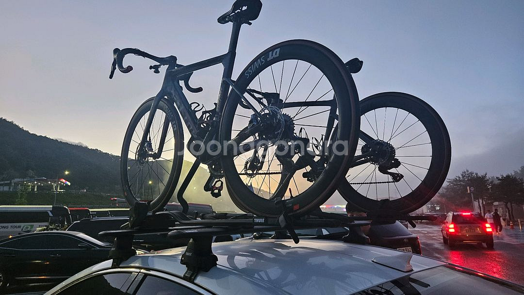 툴레 지붕형 자전거 캐리어--1