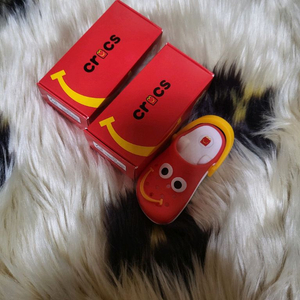 맥도날드 크록스 키링 및 장난감 팝니다.