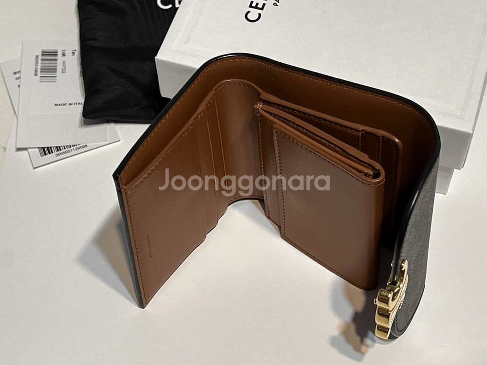 셀린느 트리옹프 플랩 지갑 팝니다--1