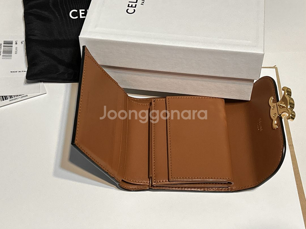 셀린느 트리옹프 플랩 지갑 팝니다--2