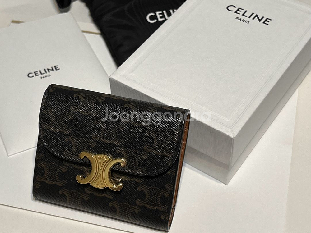 셀린느 트리옹프 플랩 지갑 팝니다--0