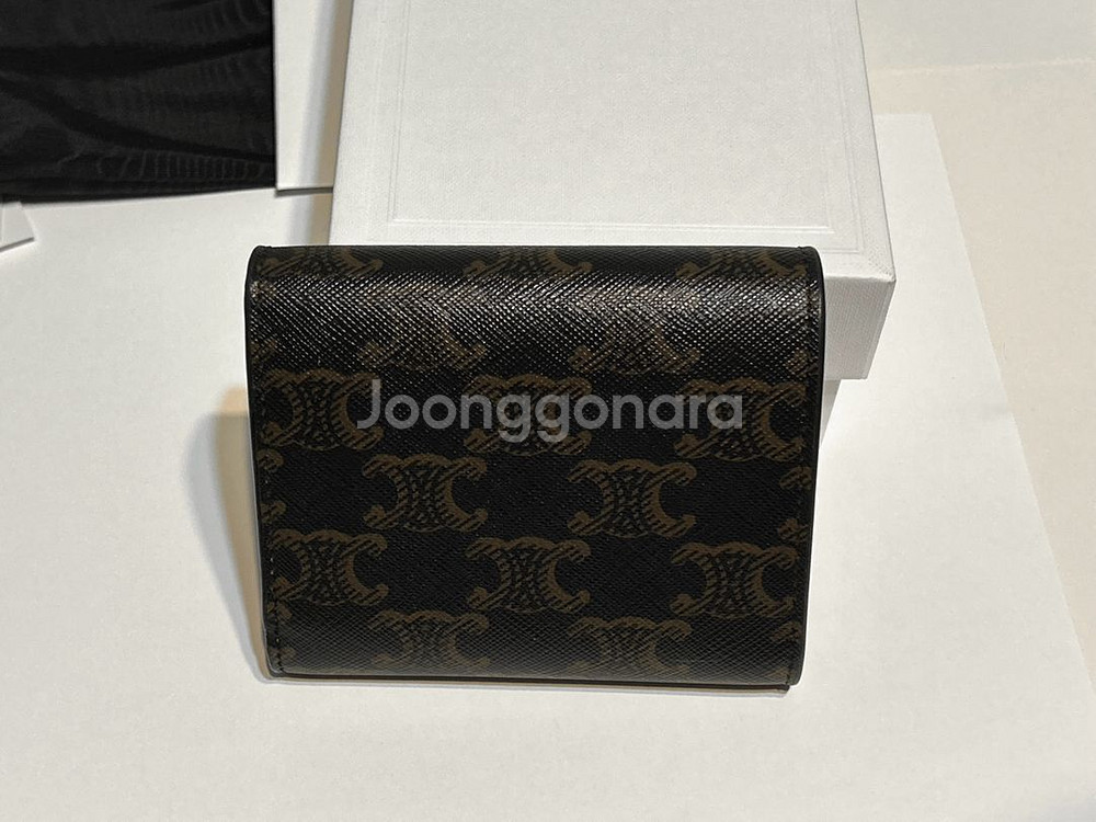 셀린느 트리옹프 플랩 지갑 팝니다--3