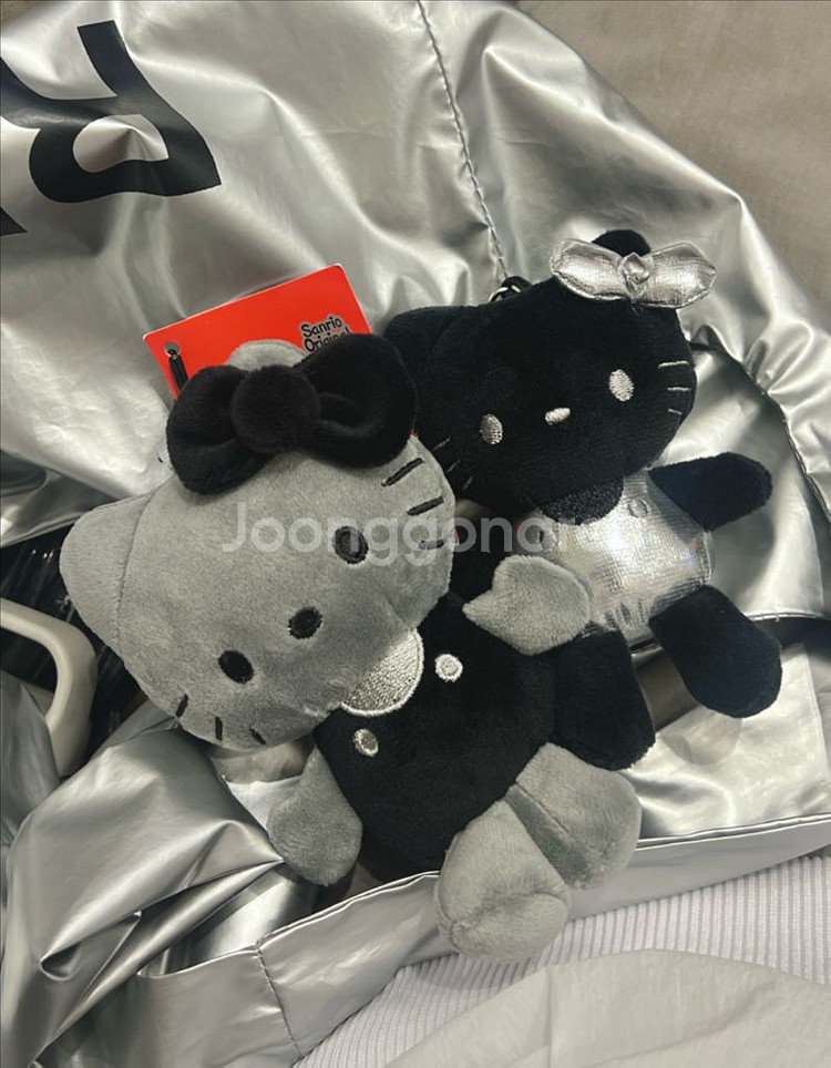 산리오 헬로키티 블랙&실버 키링--0