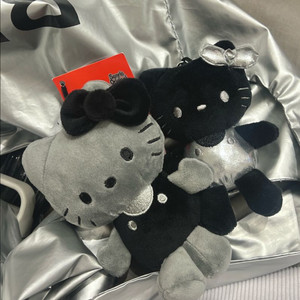 산리오 헬로키티 블랙&실버 키링