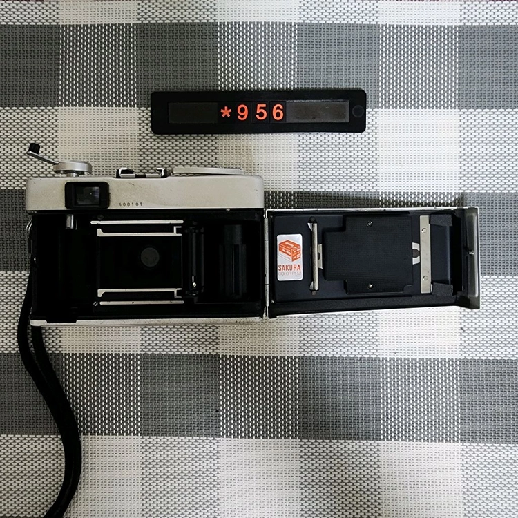 코니카 C 35 E&L 필름카메라 실버바디 이미지
