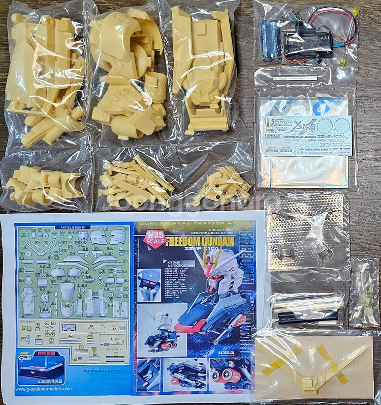 레진 1/220딥스트라이커,하이뉴1/35 프리덤 헤드--0