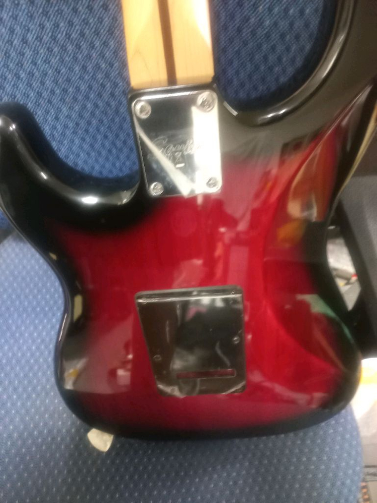 스콰이어 펜더 스텐다드 일렉기타 이미지