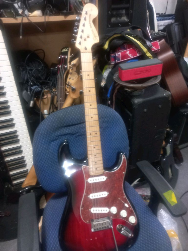 스콰이어 펜더 스텐다드 일렉기타 이미지