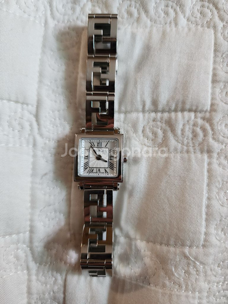 펜디 뉴콰트로 여성손목시계팝니다--0