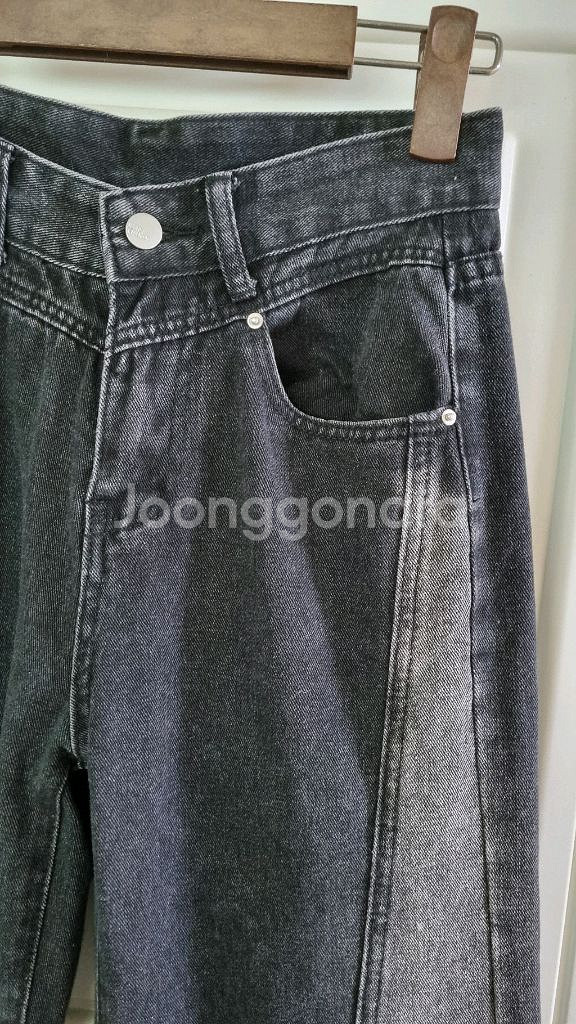 블랙그레이 절개선 세미와이드 청바지--1