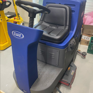 실내 바닥 청소차 이미지