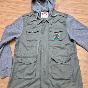 리바이스 후드 야상 카키색 L사이즈 점퍼입니다. 후드와