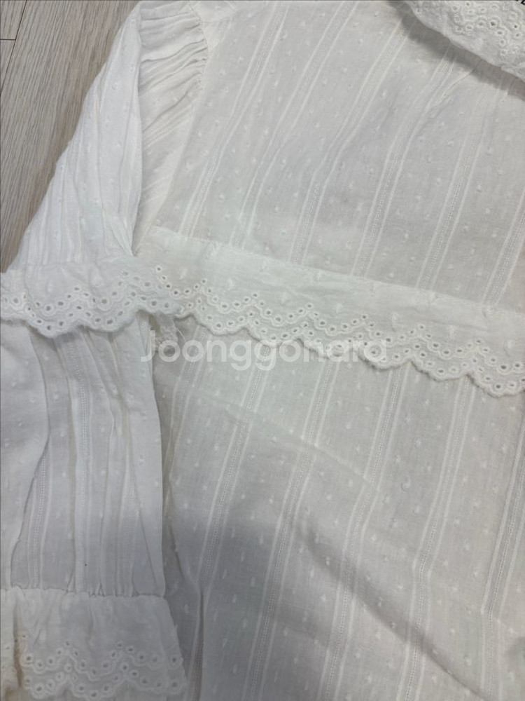 새상품 간절기 자수블라우스--2