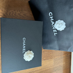 샤넬 보이백 미디움 쉐브론 은장