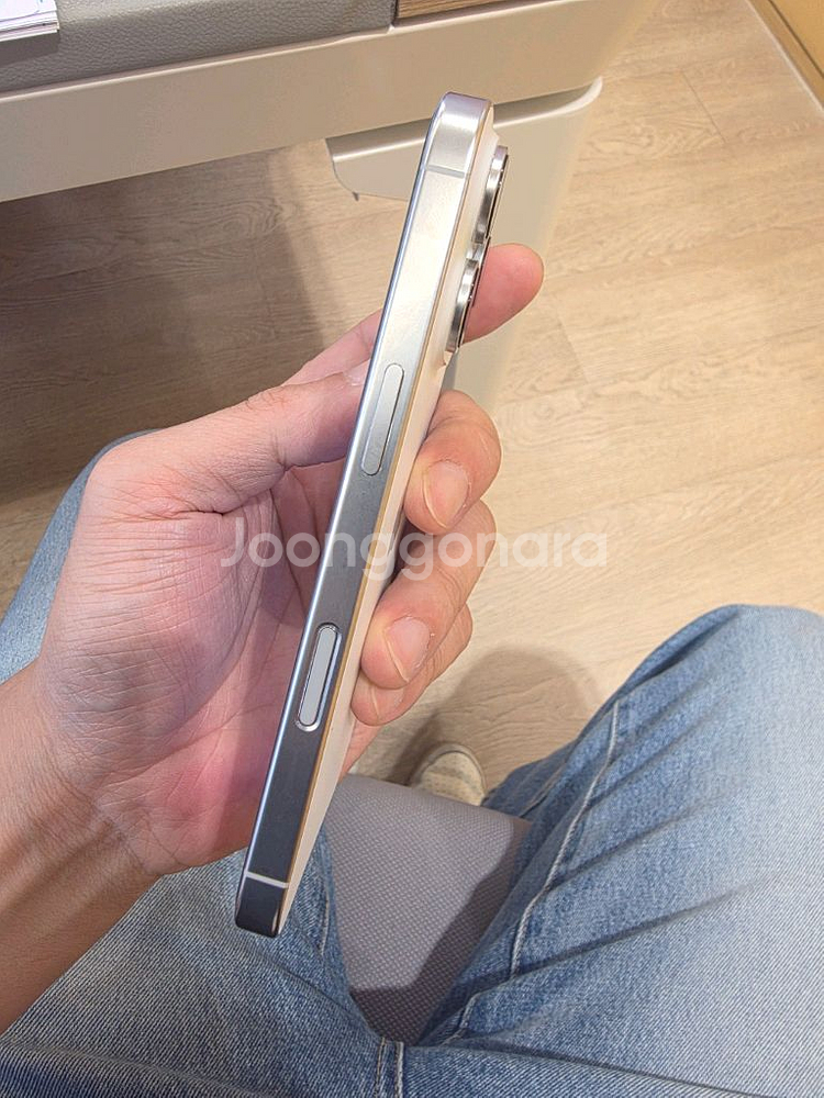 아이폰16프로 256GB 화이트 모델이에요--6