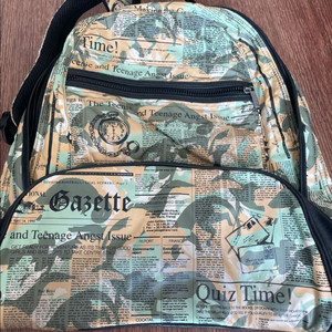 존 갈리아노 뉴스 페이퍼 백팩