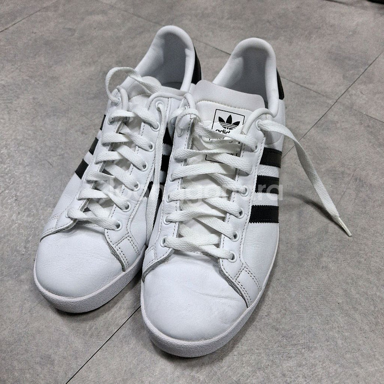 아디다스 EE8900 흰검 270--0