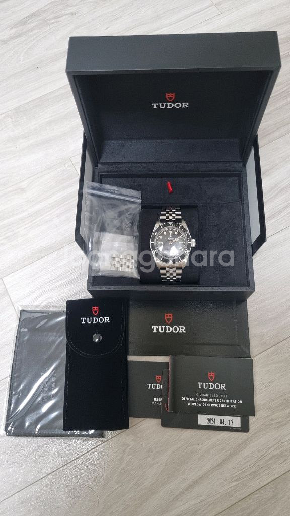 튜더 tudor 블랙베이 모노크롬 41mm 판매합니다.--0