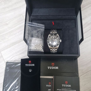 튜더 tudor 블랙베이 모노크롬 41mm 판매합니다.