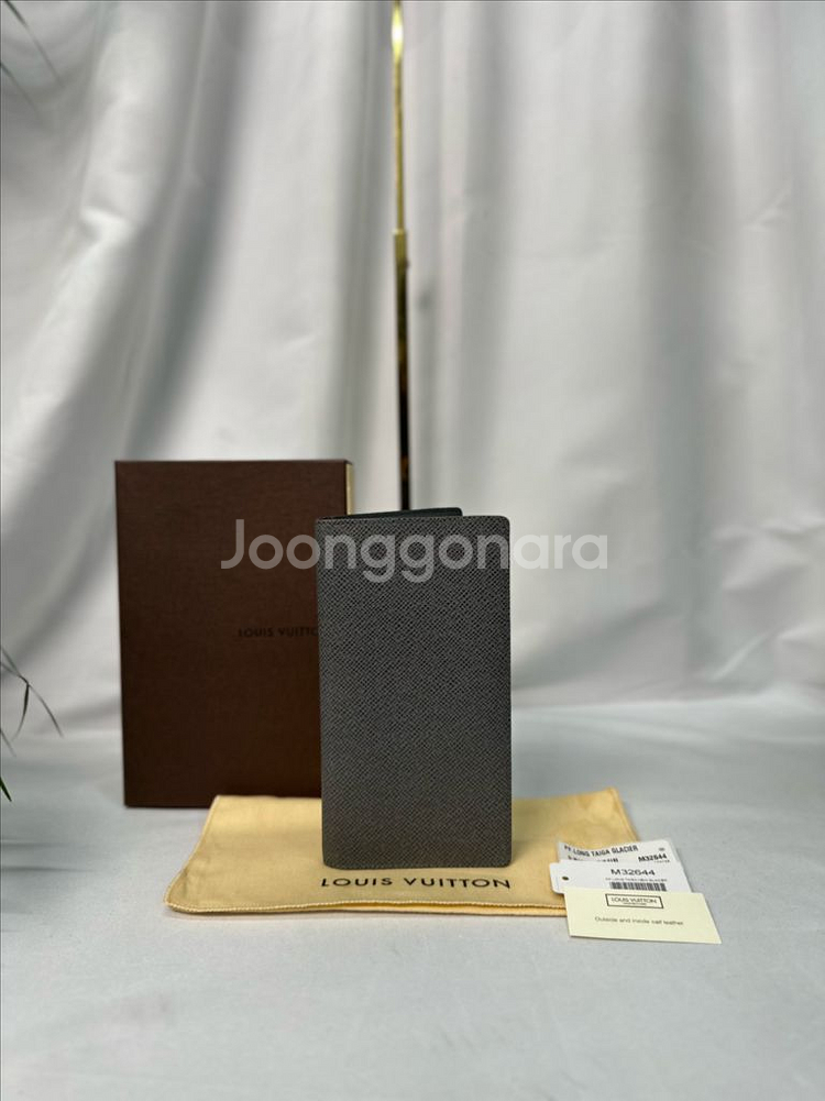 루이비통 타이가 장지갑 그레이--0