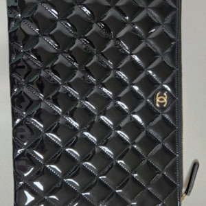 샤넬 클래식 클러치 뉴미듐 페이던트골드