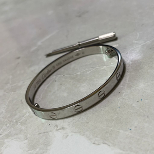 (새상품급) 까르 러브 뱅글 팔찌 써지컬 18k 도금