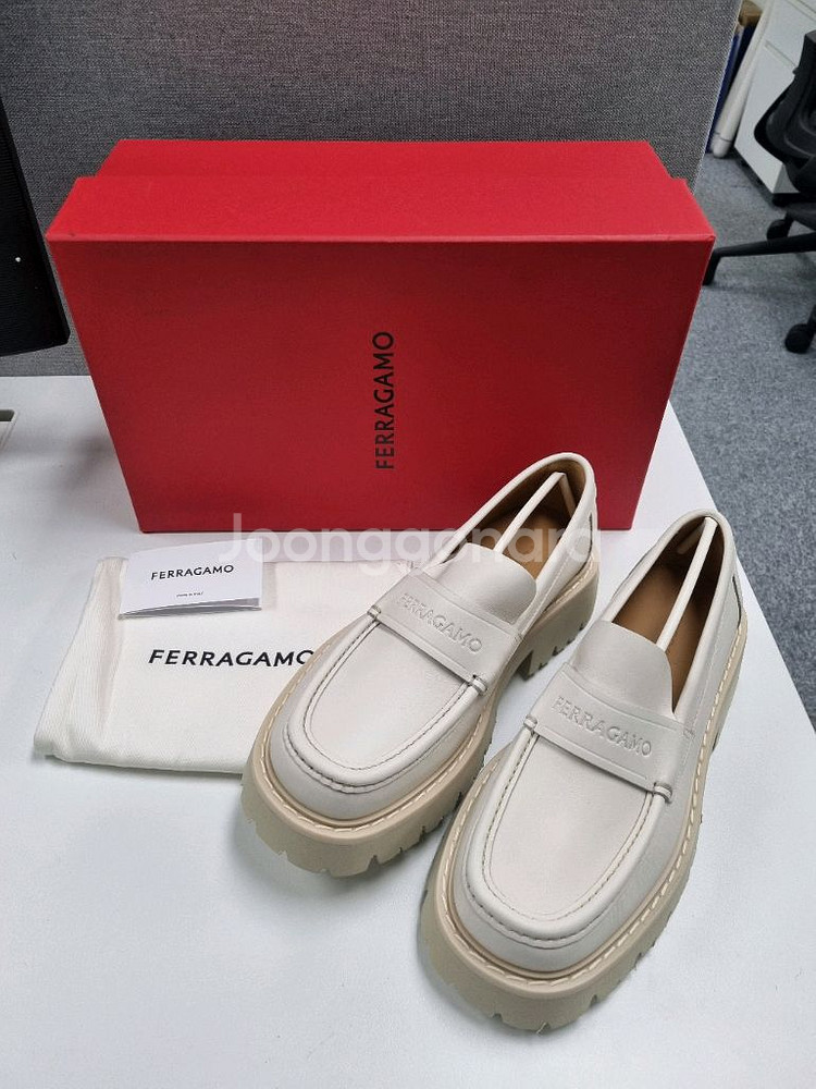 페라가모 남성로퍼 250(새상품)--0